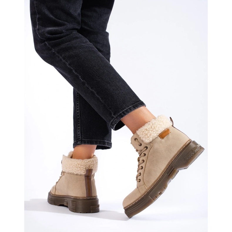 Stivali beige da donna con cappotto in montone 1