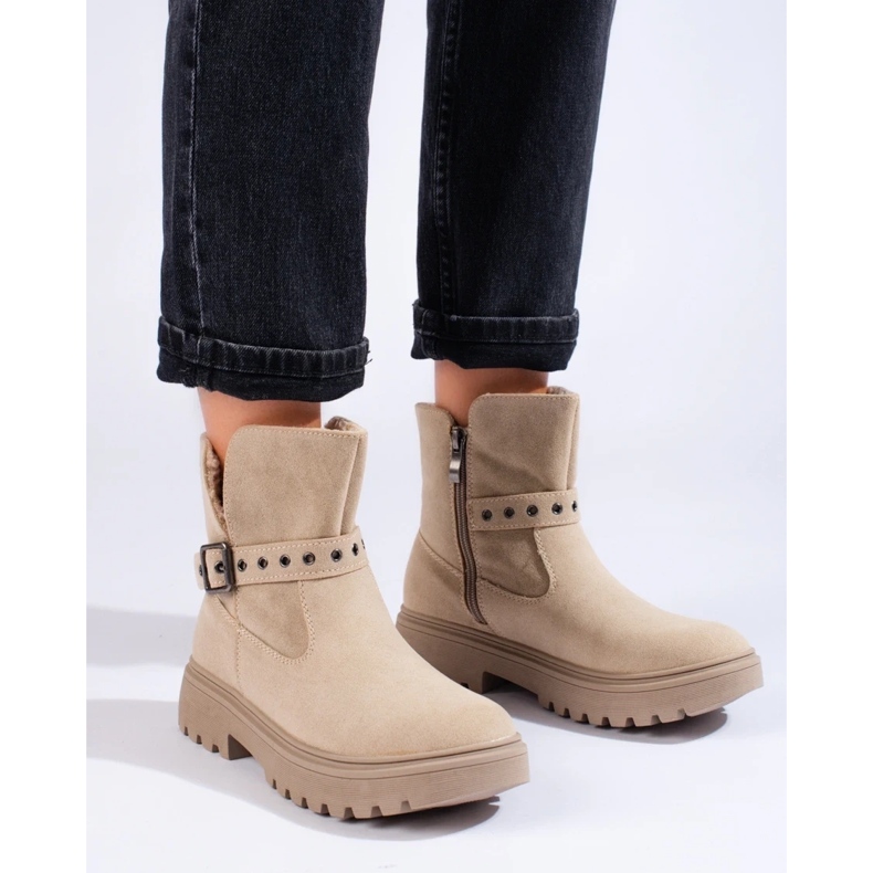 Stivaletti da donna beige realizzati in pelle scamosciata ecologica 2