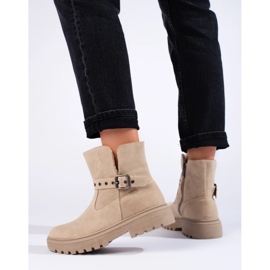 Stivaletti da donna beige realizzati in pelle scamosciata ecologica 1