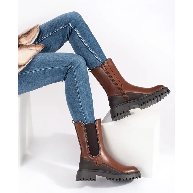 Stivaletti Chelsea alti realizzati in ecopelle marrone 1