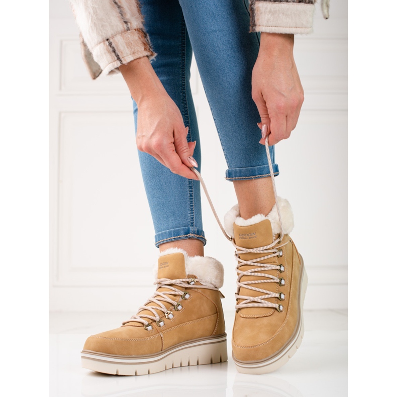 Cacciatori di donne sulla piattaforma beige 2