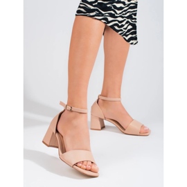 Classici sandali beige con tacco basso di Shelovet 2