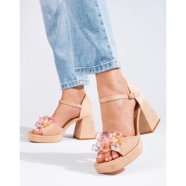 Sandali beige con borchie di Shelovet 1