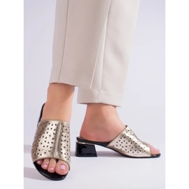 Pantofole traforate da donna dorate con tacco basso Shelvt d'oro 2