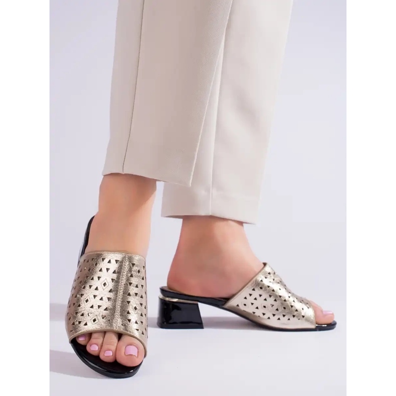 Pantofole traforate da donna dorate con tacco basso Shelvt d'oro 2