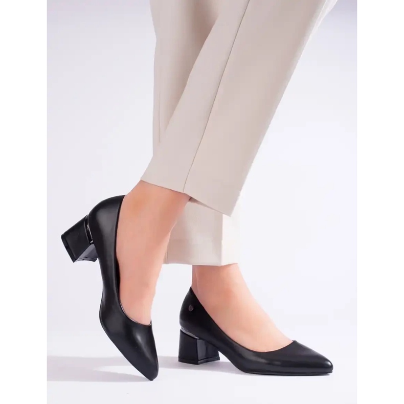 Décolleté con tacco basso da donna nere Vinceza nero 1