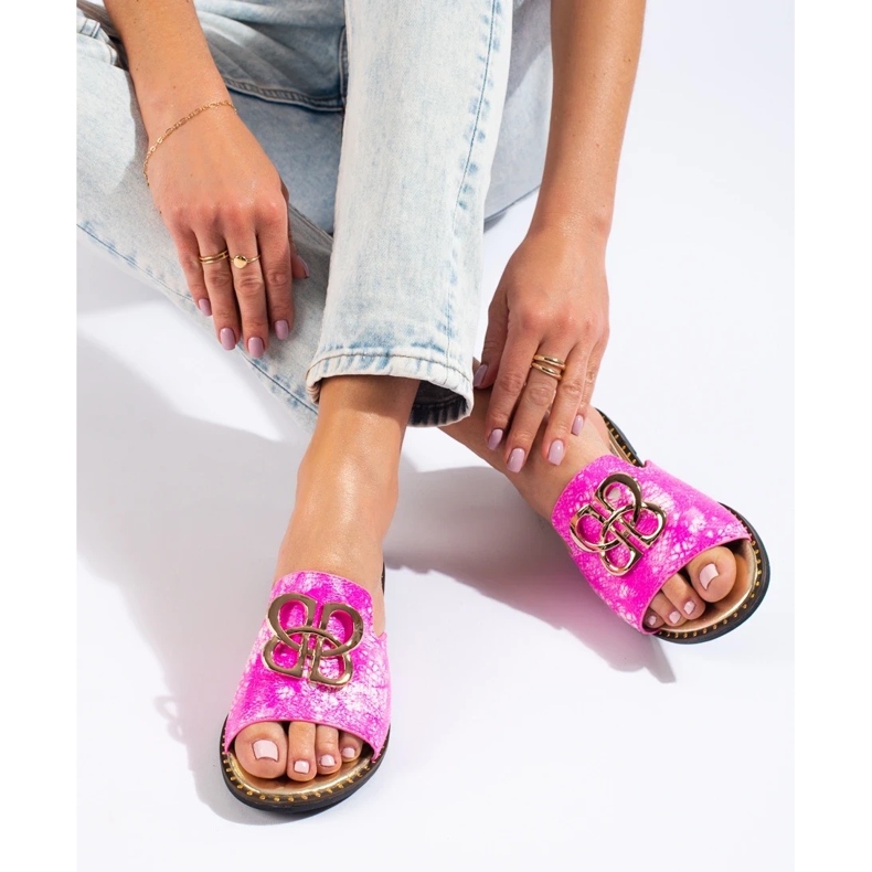 Infradito rosa da donna con decorazioni in oro di Shelovet 1