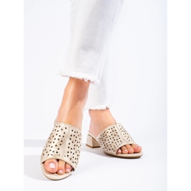 Openwork Golden Flip Flops su un post metallico basso d'oro 1