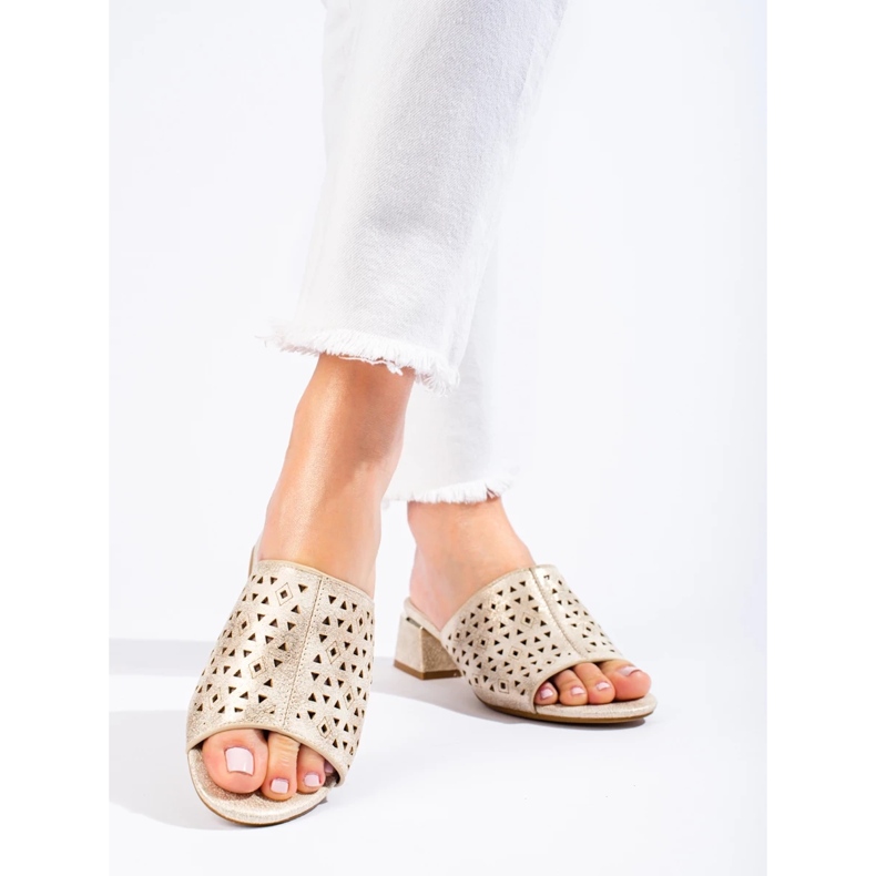 Openwork Golden Flip Flops su un post metallico basso d'oro 1