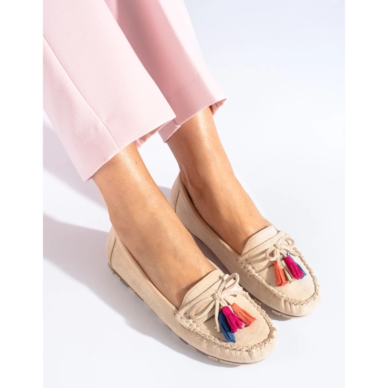 Mocassini boho in camoscio beige con nappine di Shelovet 2