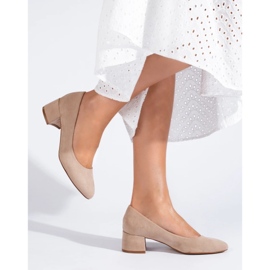 Classiche décolleté beige con tacco basso da donna di Shelovet 1