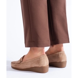 Mocassini in camoscio beige con zeppa bassa di Shelovet 1