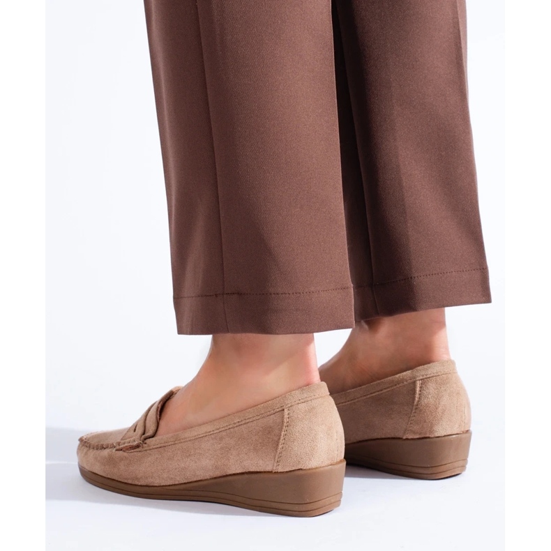 Mocassini in camoscio beige con zeppa bassa di Shelovet 1