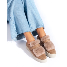 Sneaker in camoscio beige con pelliccia di Shelovet 1