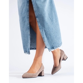 Décolleté a tacco basso in pelle scamosciata beige Shelovet 2