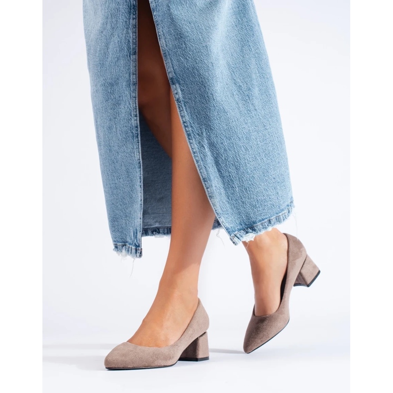 Décolleté a tacco basso in pelle scamosciata beige Shelovet 2