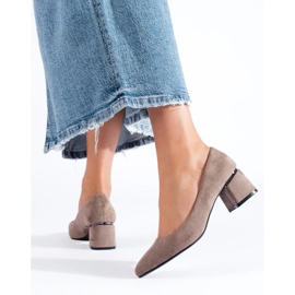 Décolleté a tacco basso in pelle scamosciata beige Shelovet 1