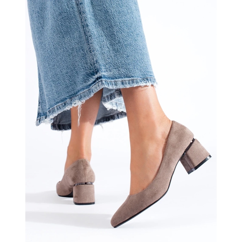 Décolleté a tacco basso in pelle scamosciata beige Shelovet 1