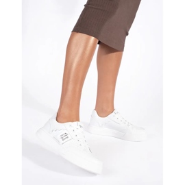 Sneakers bianche sulla piattaforma bianca 2