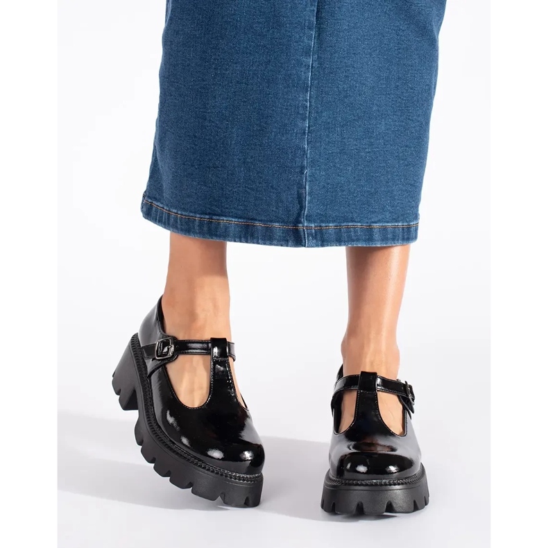 Scarpe da donna in vernice nera con plateau nero 1