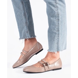 Ballerine in vernice beige con chiusura 1