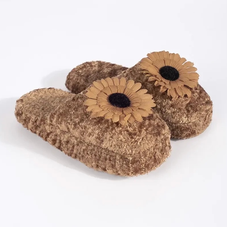 Pantofole per bambini marroni con fiore decorativo marrone 1