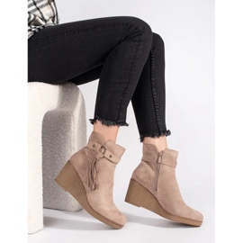Stivali da donna con zeppa in camoscio beige con frange 1