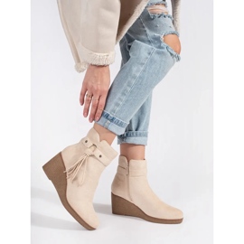 Stivali da donna con zeppa in camoscio beige chiaro con frange 2