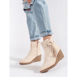 Stivali da donna con zeppa in camoscio beige chiaro con frange 1