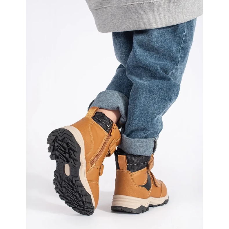 Stivaletti da bambino isolati con velcro marrone 1