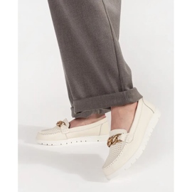 Goodin Mocassini beige leggeri in pelle con una catena sulla piattaforma 1