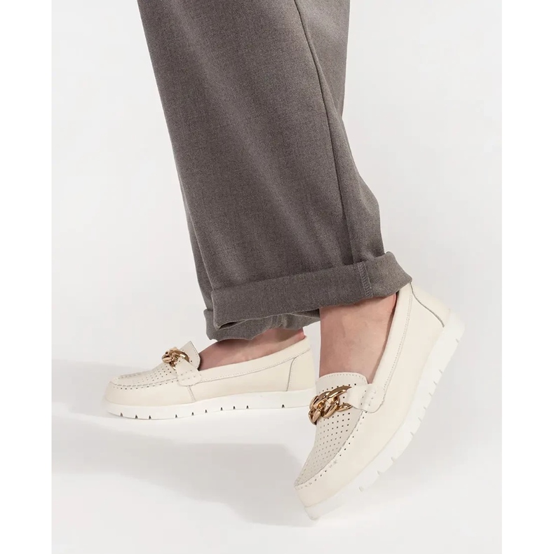 Goodin Mocassini beige leggeri in pelle con una catena sulla piattaforma 1