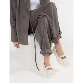 Goodin Mocassini beige leggeri in pelle con una catena sulla piattaforma 2
