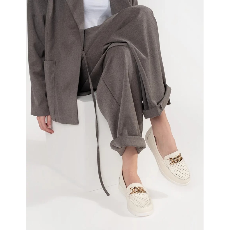 Goodin Mocassini beige leggeri in pelle con una catena sulla piattaforma 2