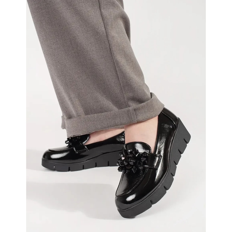 Goodin Mocasine a cuneo nero con un ornamento 2