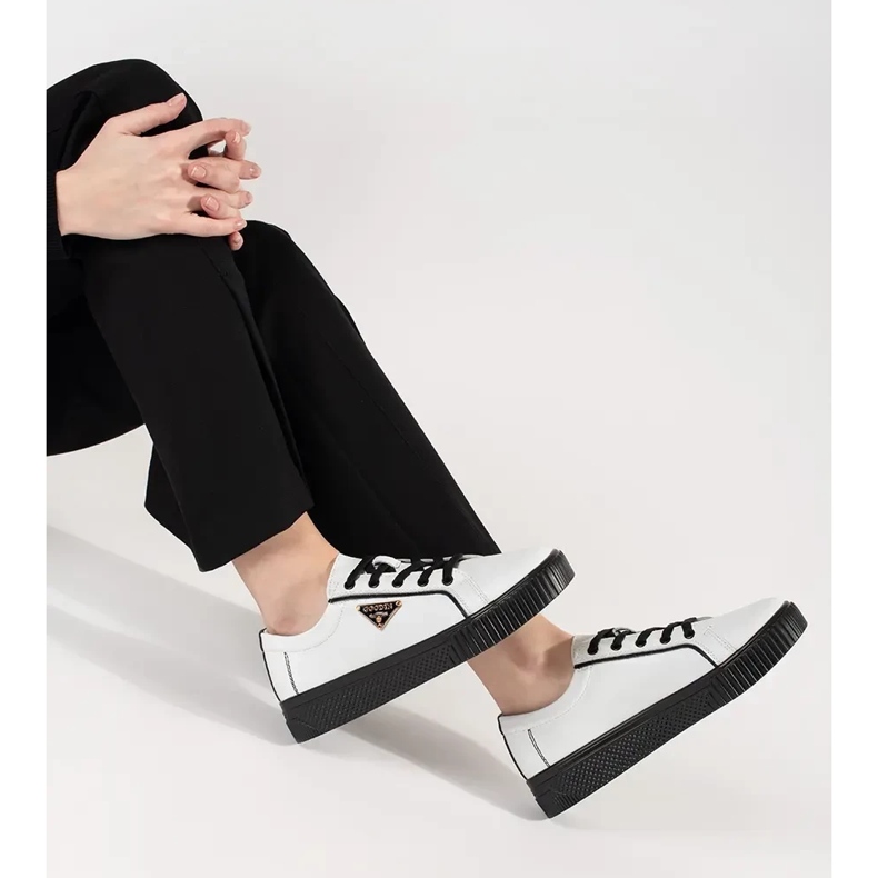 Goodin Sneaker bianche e nere in pelle su una suola spessa bianco 1
