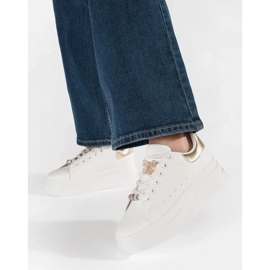 Sneaker bianche sulla piattaforma con pin bianco 1