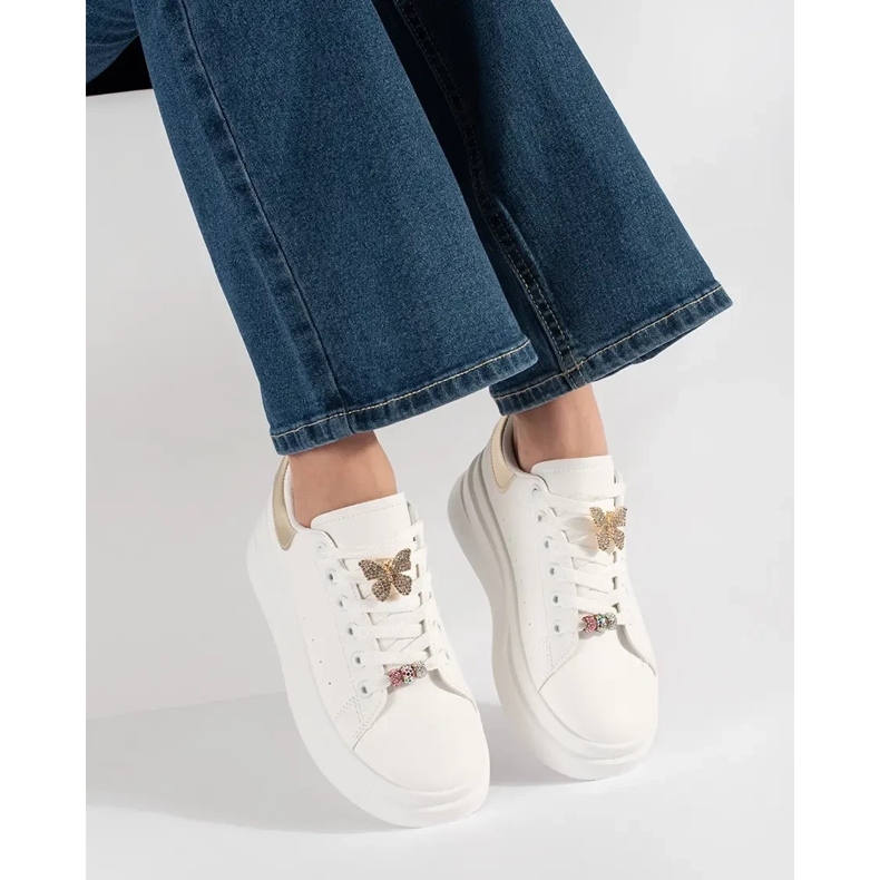 Sneaker bianche sulla piattaforma con pin bianco 2