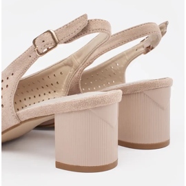 Goodin Light -Beige Openwork Sandals su un post basso 1