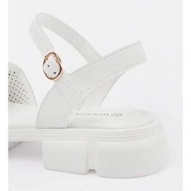 Goodin White Openwork Sandals femminile sulla piattaforma con un ornamento bianco 1