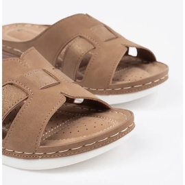 Comode pantofole con spicchi beige bassi 1