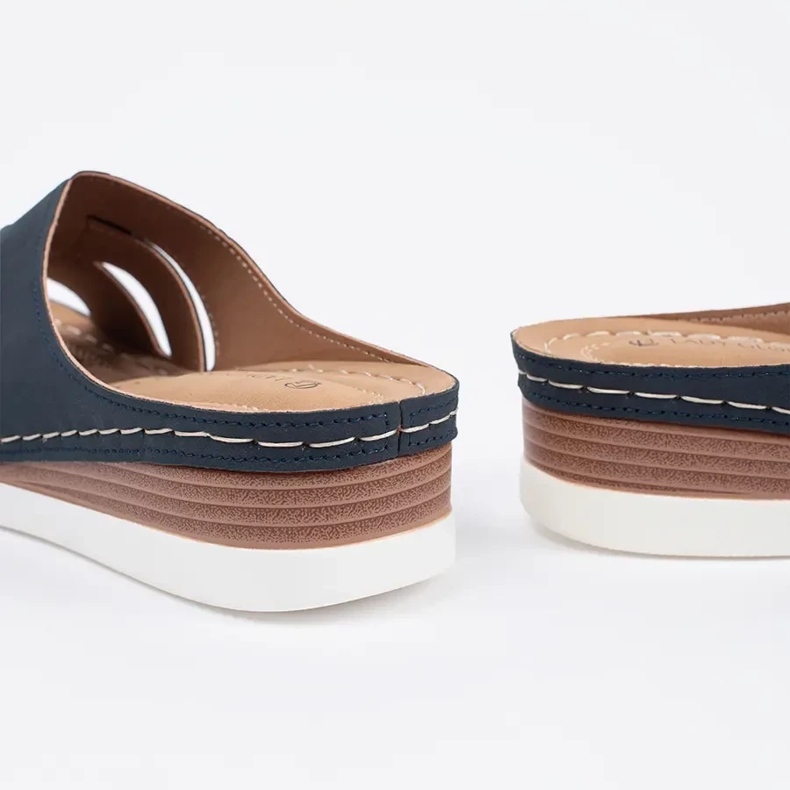 Comode pantofole con spicchi blu bassi 1