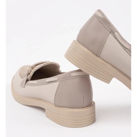 Goodin Mocassini beige leggeri con un inserto in pelle decorato con una catena 1