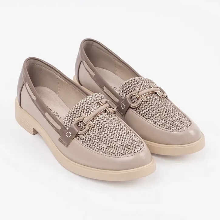 Goodin Mocassini beige con un inserto in pelle decorato con una catena 1
