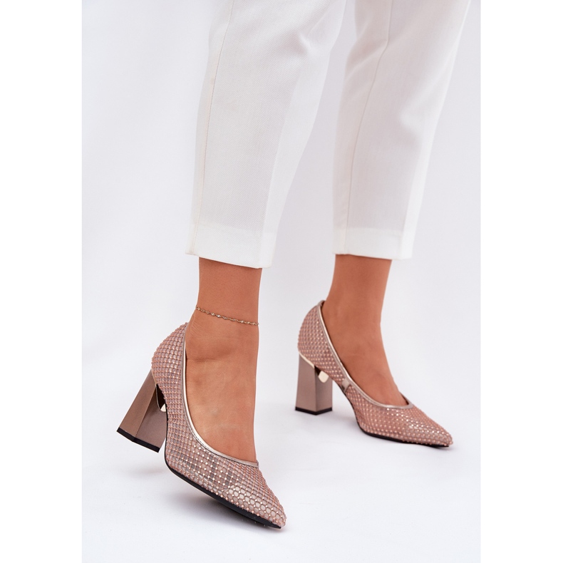 Pompe a maglie decorate sul post beige di Vinceza 62211 2