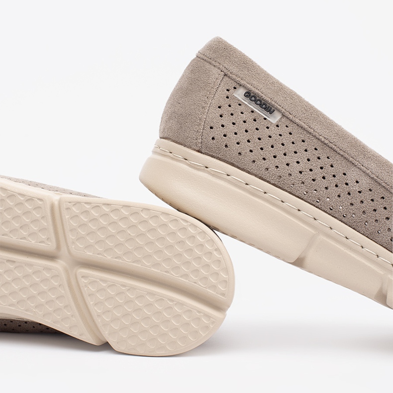 Goodin Moafer Openwork Dark Beige con un elemento dorato 1