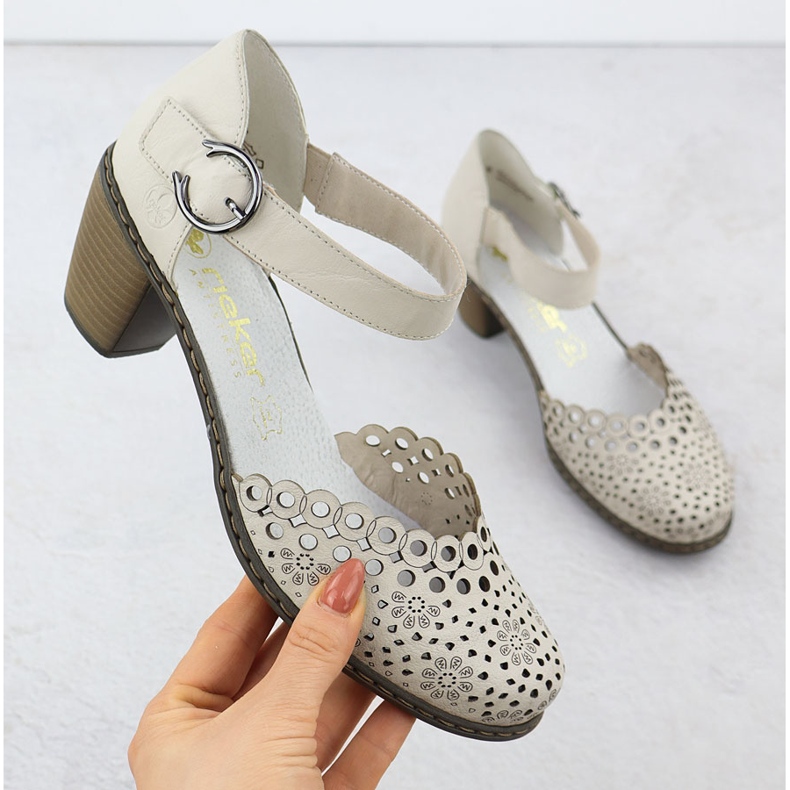 Sandali in pelle femminile sul Rieker 40902-60 Beige Post 1