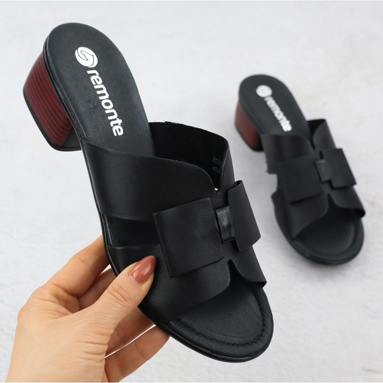 Flip in pelle femminile sul blocco nero Remonte R8759-01 1