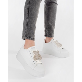Sneaker bianche su una piattaforma di orsacchiotto bianco 2