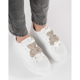 Sneaker bianche su una piattaforma di orsacchiotto bianca 1